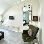 Modern Apartment, 5mins To Rynok Square