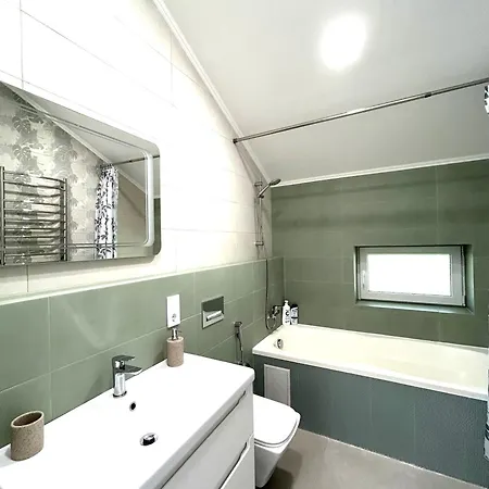 Modern Apartment, 5mins To Rynok Square Apartment *