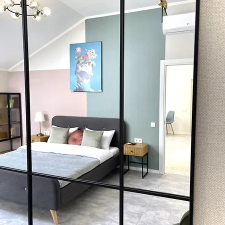 Modern Apartment, 5mins To Rynok Square דירה