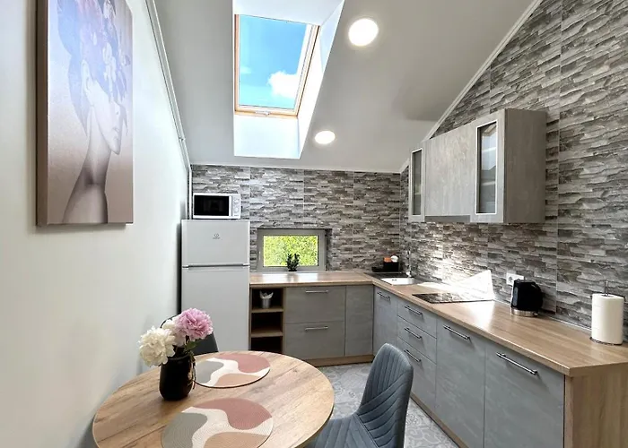 Modern Apartment, 5mins To Rynok Square