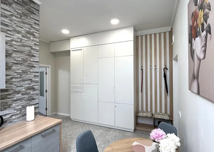 Apartamento Modern Apartment, 5mins To Rynok Square Leópolis