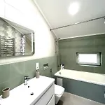 Modern Apartment, 5mins To Rynok Square Apartamento *