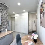 Apartamento Modern Apartment, 5mins To Rynok Square Leópolis